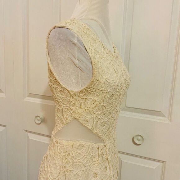 Urban Outfitters Kimchi Blue Cream Medallion Lace Fit and Flare Dress Size 6 - Picture 11 of 13